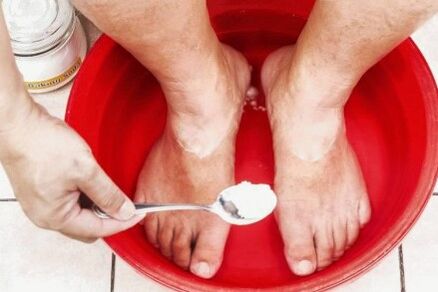 Tratamento do cogomelo no dedo pulgar da perna