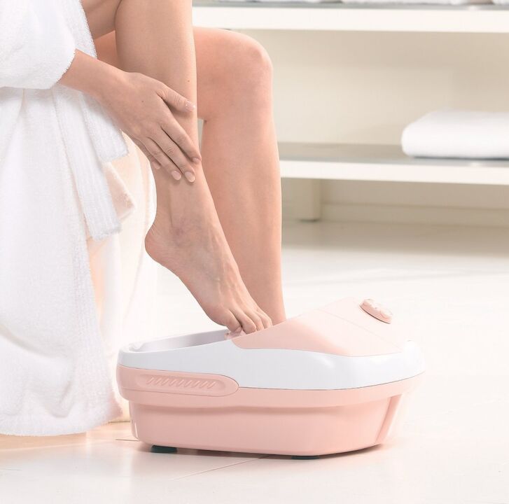 Un baño de pés con zume ou aceite de celidonia axuda a desfacerse dos fungos nas unhas